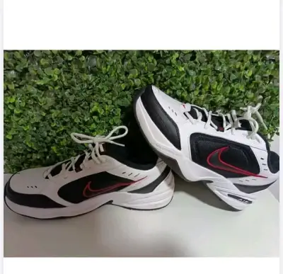 Zapatillas deportivas Nike blancas y negras - miniatura 1