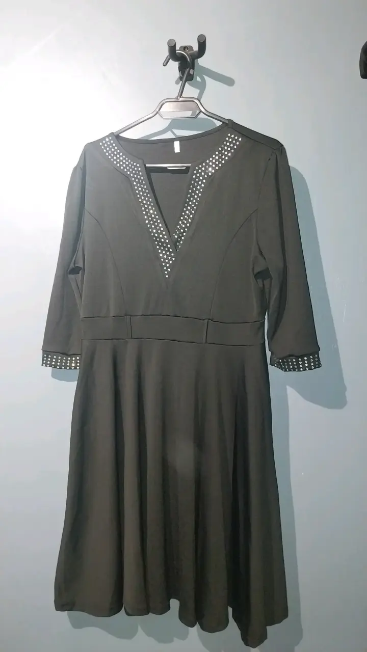 Vestido negro elegante con detalles brillantes