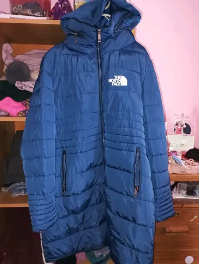 Abrigo de invierno The North Face azul con capucha - miniatura 2