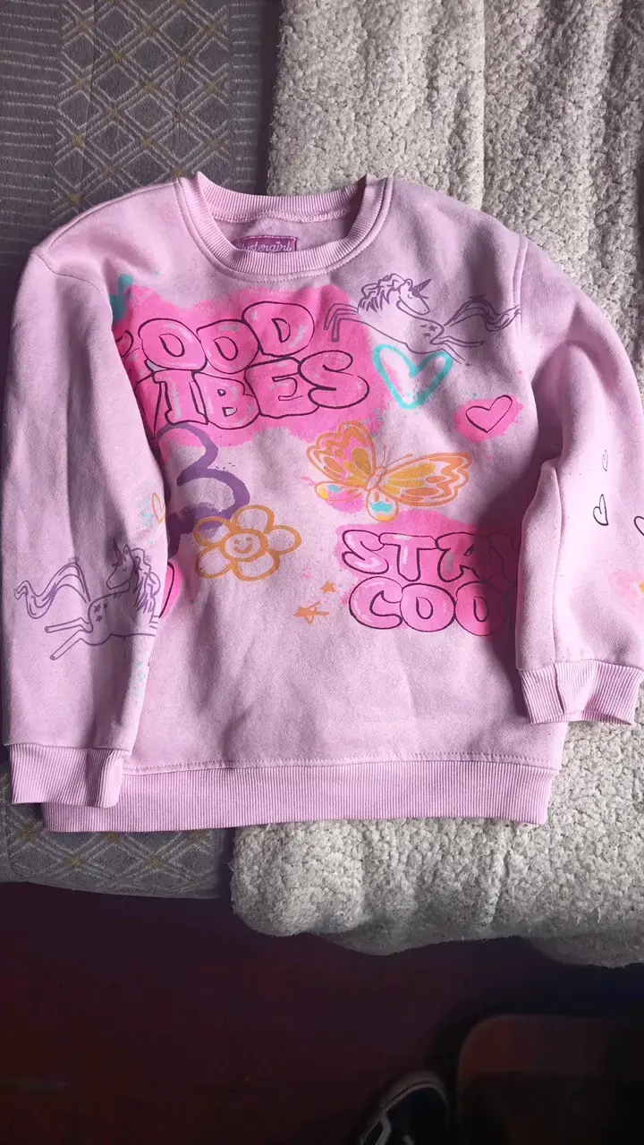 Polerón infantil rosa con diseño gráfico