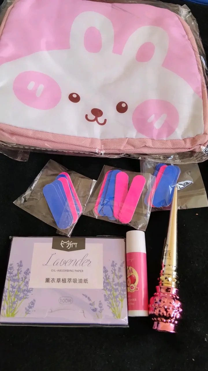 Set de belleza con bolsa de conejo y maquillaje