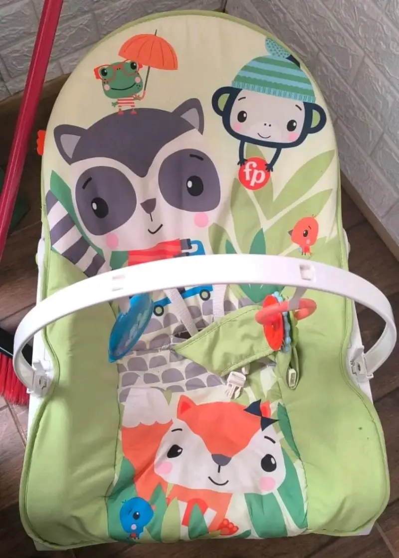Silla mecedora para bebé Fisher-Price con diseño animal
