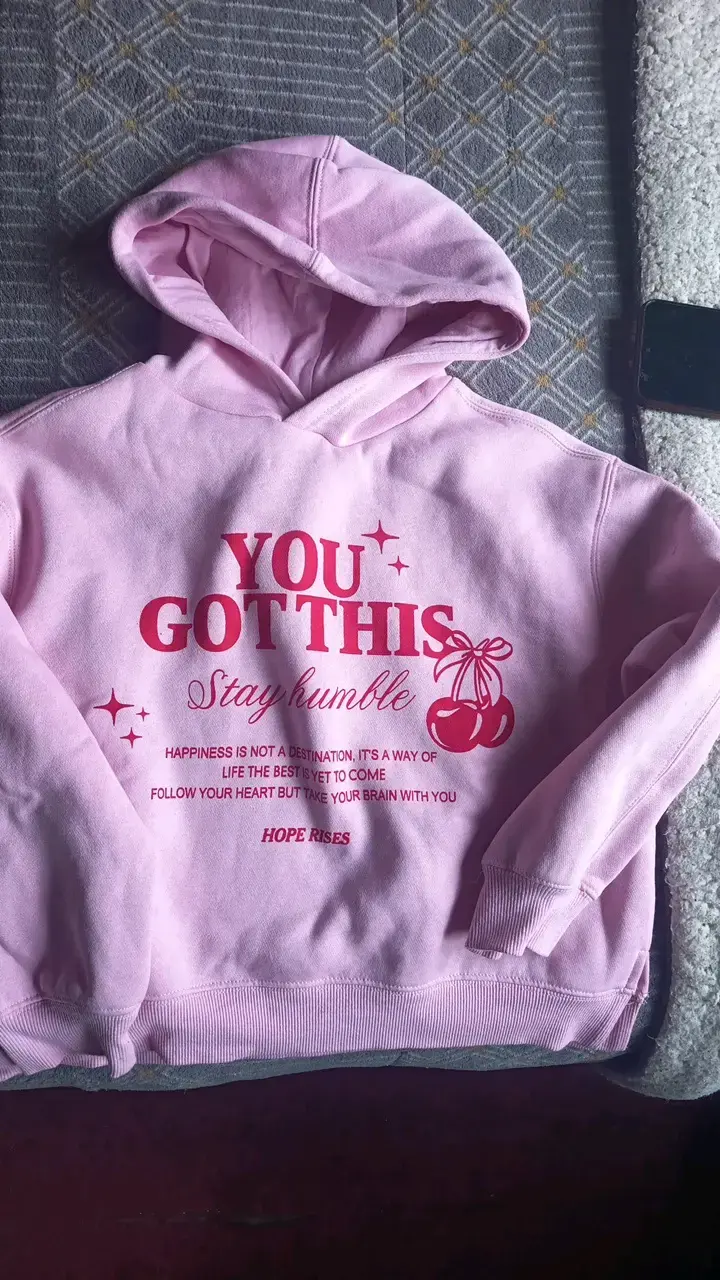 Polerón rosado con capucha y estampado motivacional