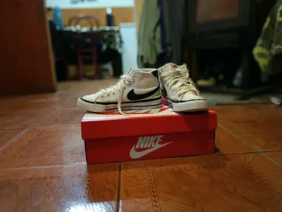 Zapatillas deportivas Nike blancas de caña alta - miniatura 2