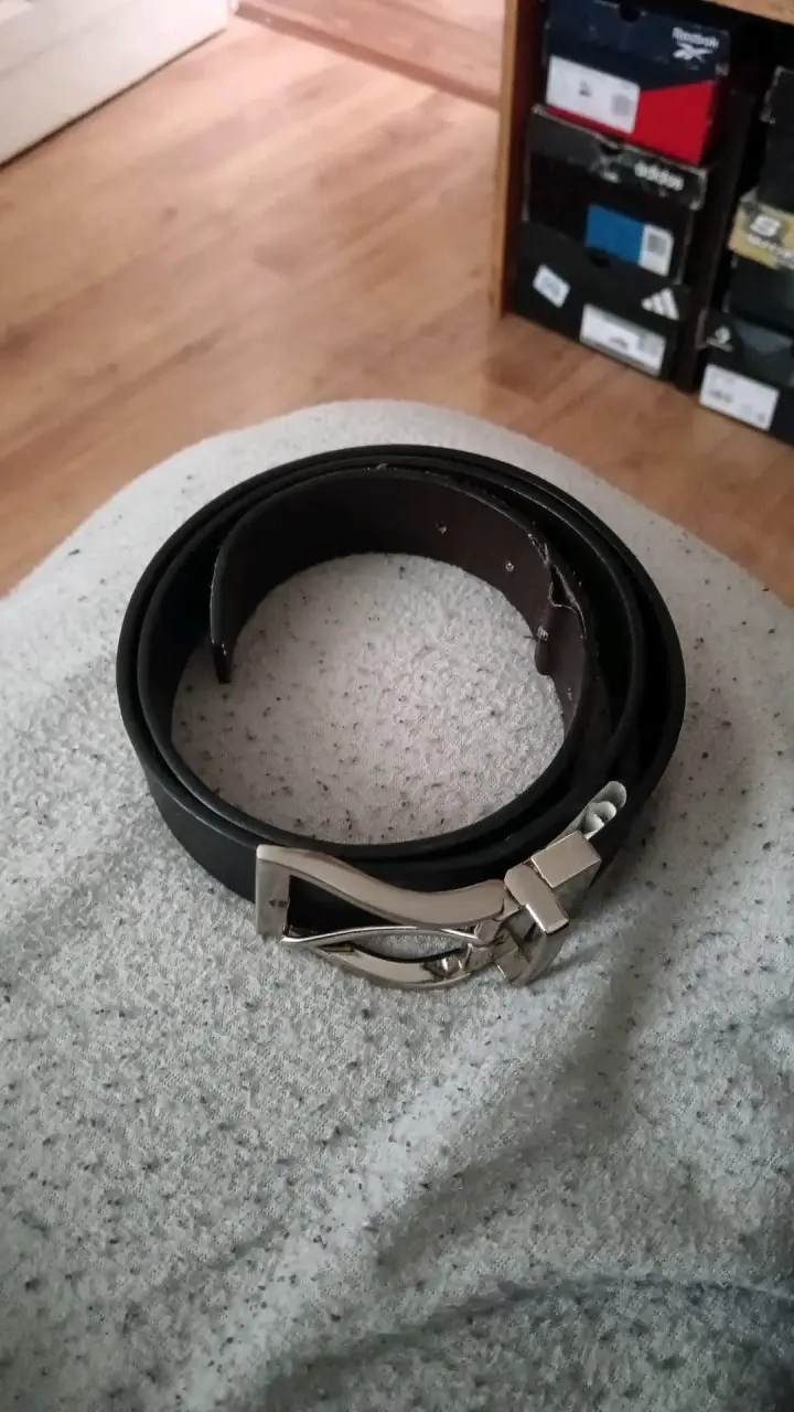 Cinturón de cuero negro con hebilla metálica