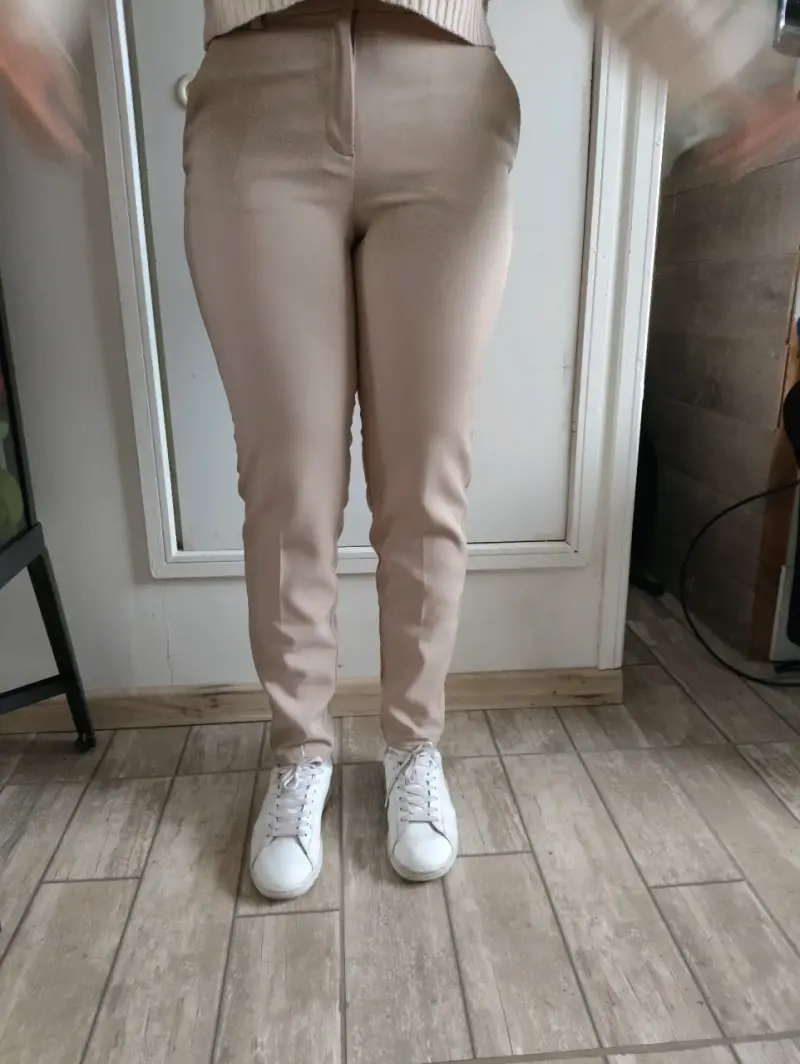 Pantalones beige para mujer estilo casual - 1
