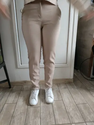 Pantalones beige para mujer estilo casual - miniatura 1