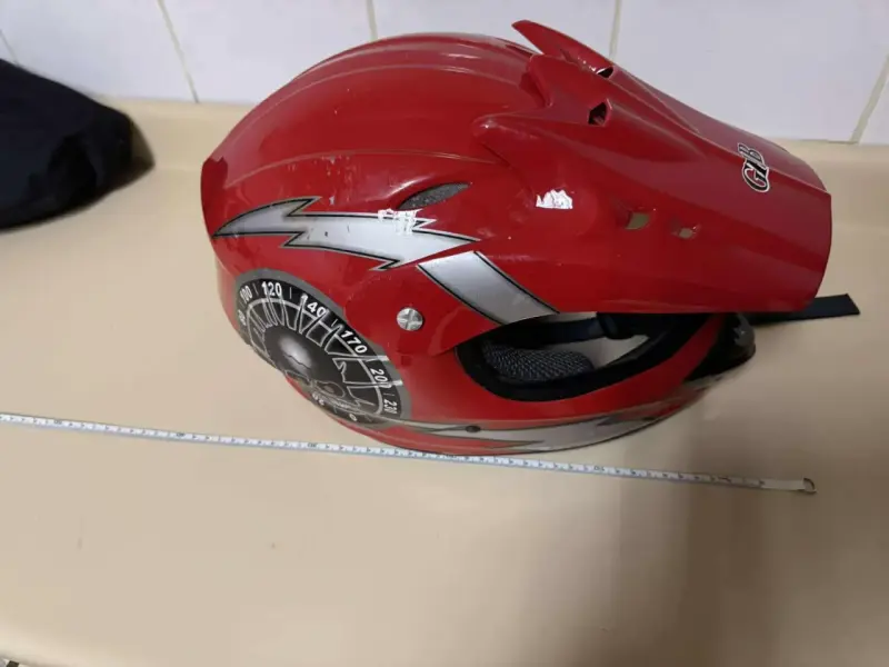 Casco de moto rojo con diseño aerodinámico - 1