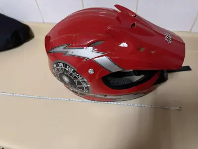 Casco de moto rojo con diseño aerodinámico - miniatura 1