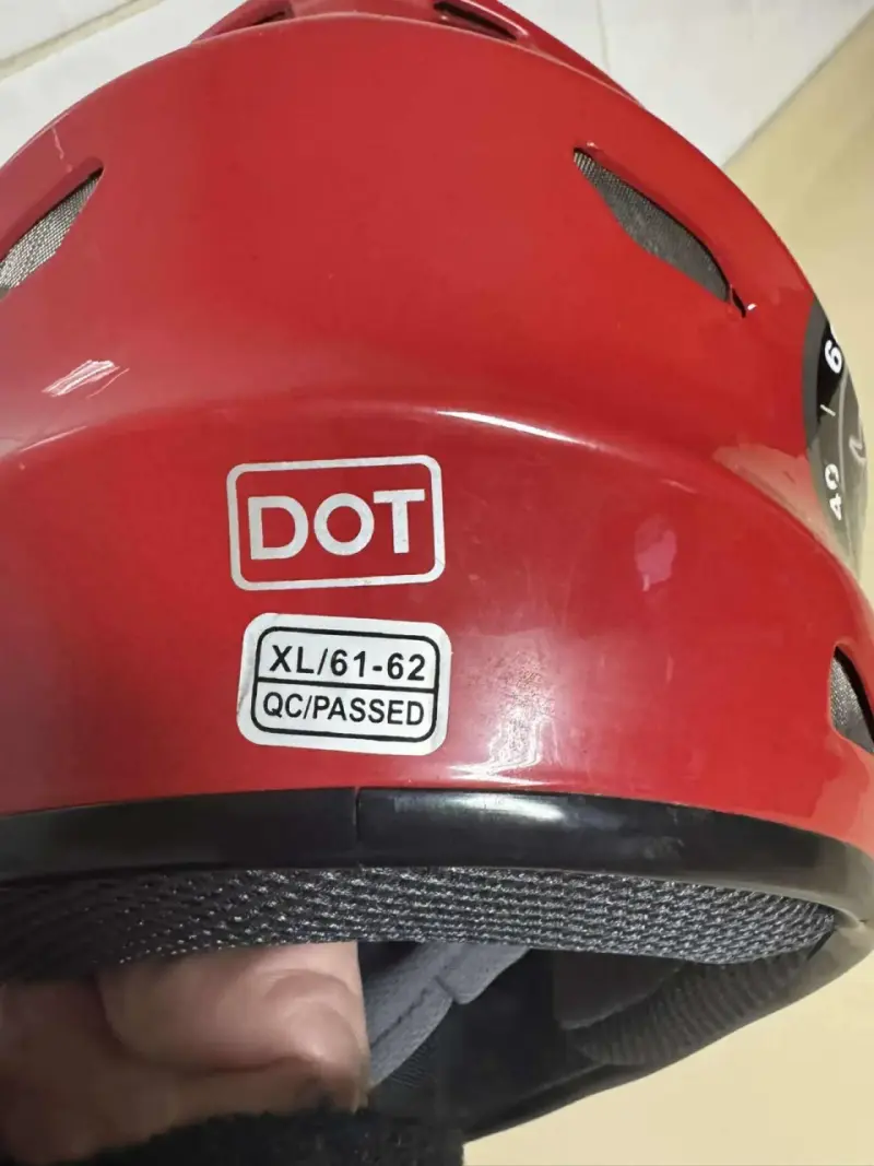 Casco de moto rojo con diseño aerodinámico - 2