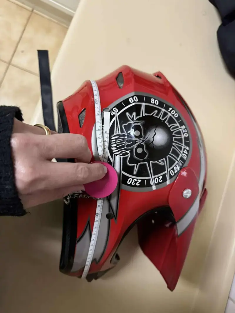 Casco de moto rojo con diseño aerodinámico - 3
