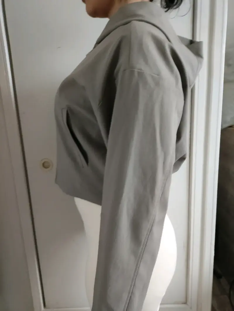 Chaqueta corta gris con capucha para mujer - 2