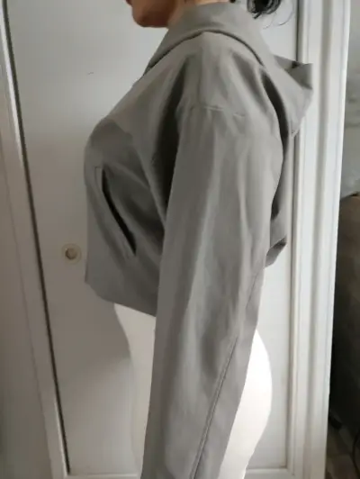 Chaqueta corta gris con capucha para mujer - miniatura 2