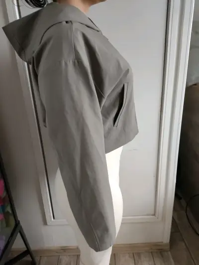 Chaqueta corta gris con capucha para mujer - miniatura 3