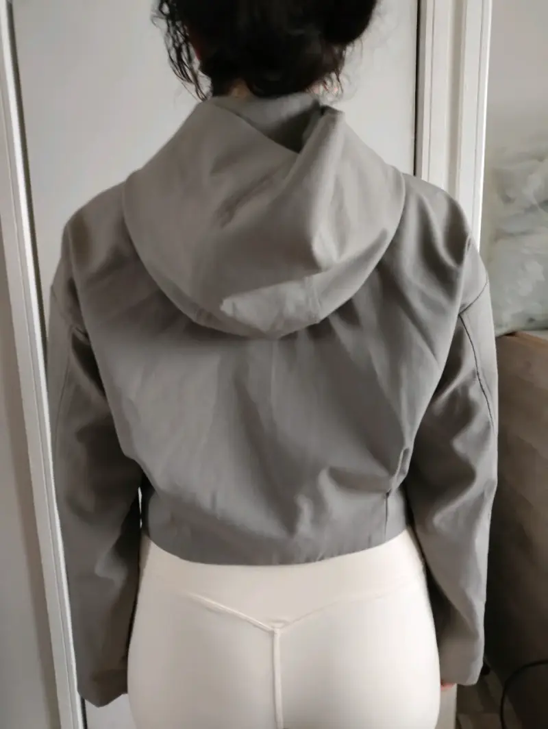 Chaqueta corta gris con capucha para mujer - 4