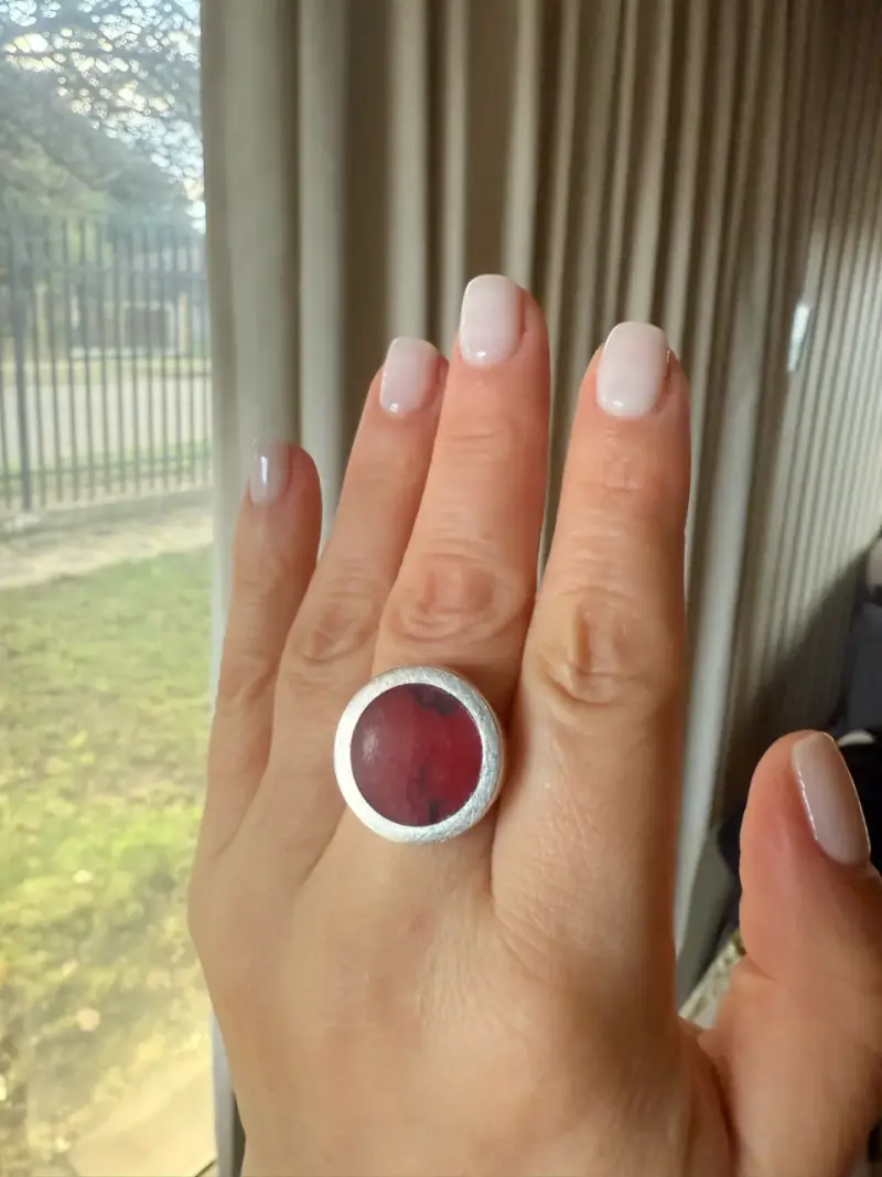 Anillo de plata con piedra roja elegante - 1