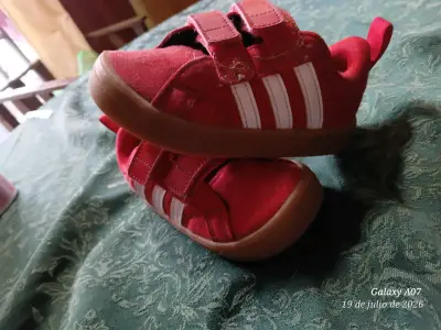 Zapatillas deportivas rojas para niños con velcro - miniatura 1