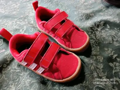 Zapatillas deportivas rojas para niños con velcro - miniatura 3
