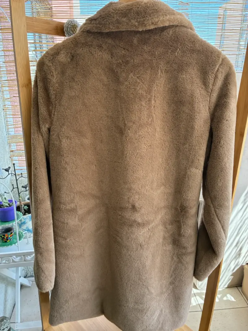 Abrigo de piel sintética color beige - 2