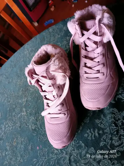 Botas Skechers rosadas con forro de felpa - miniatura 3