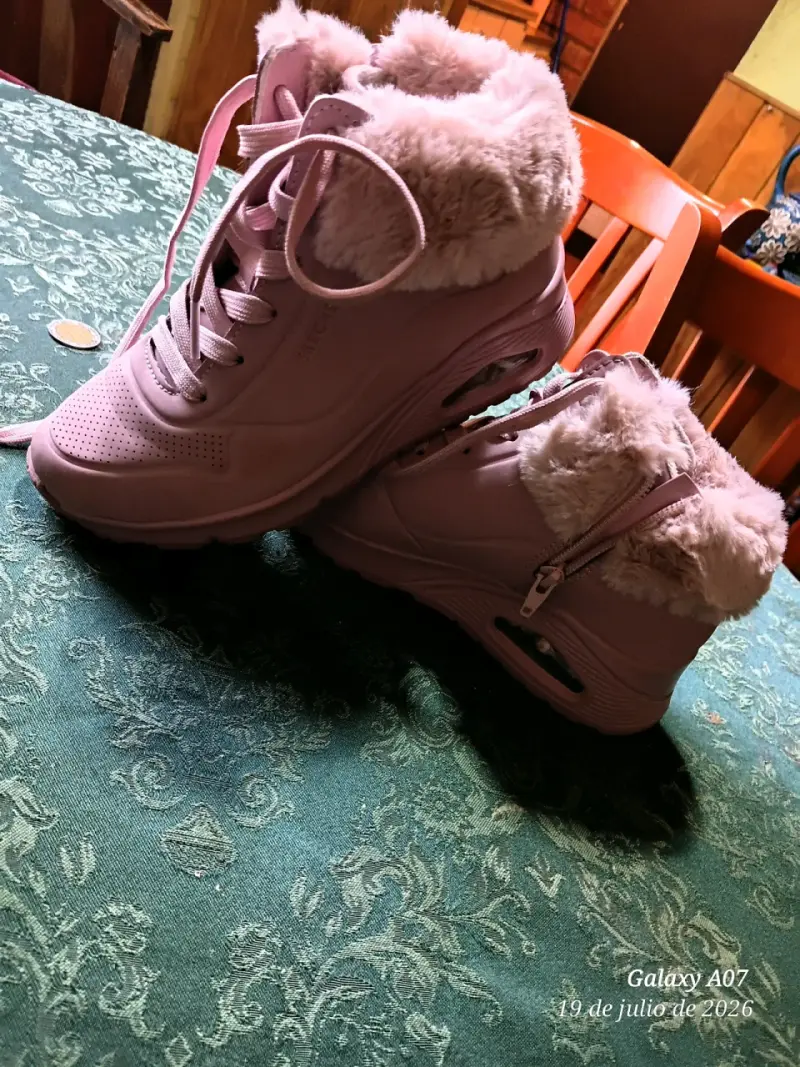 Botas Skechers rosadas con forro de felpa - 2