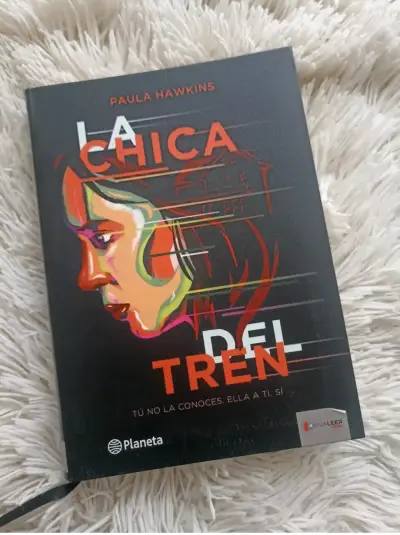 Libros 'La Chica del Tren' y 'Cumbres Borrascosas' - miniatura 1