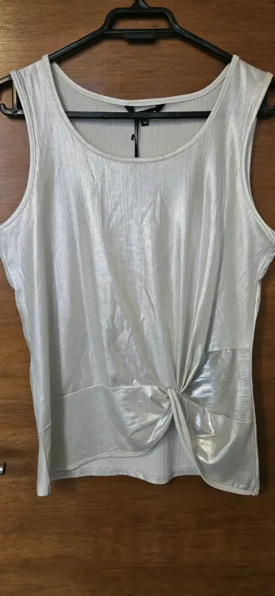 Polera sin mangas plateada con nudo frontal - miniatura 1