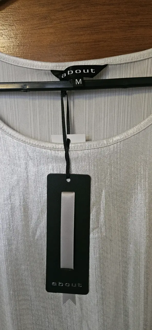 Polera sin mangas plateada con nudo frontal - 2