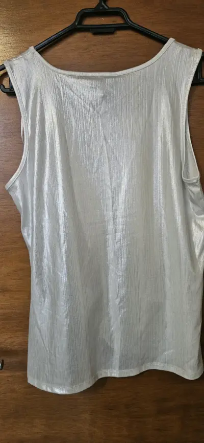 Polera sin mangas plateada con nudo frontal - miniatura 3