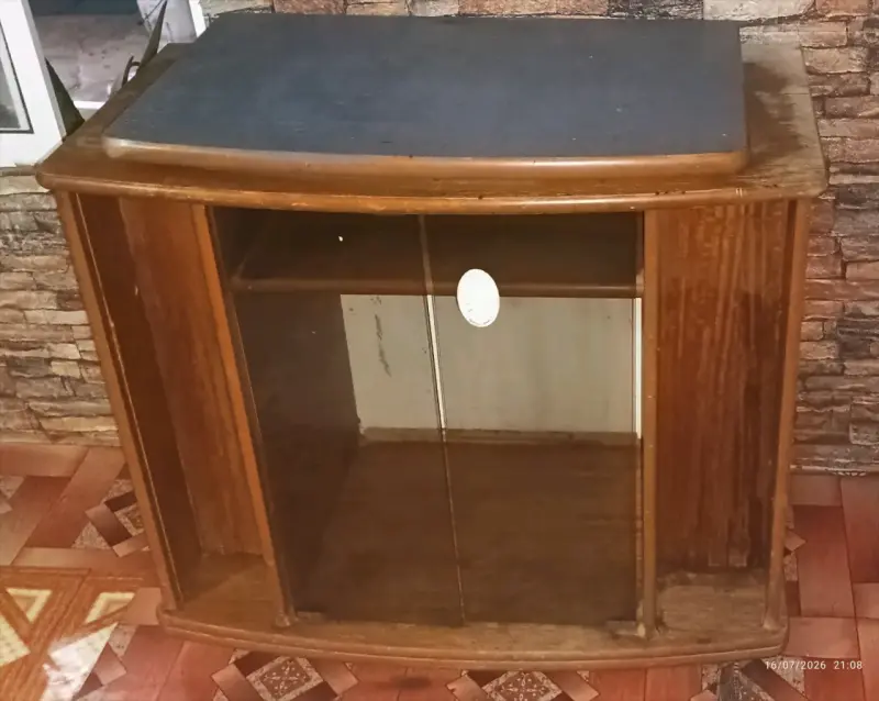 Mueble de madera para TV con puertas de vidrio - 1