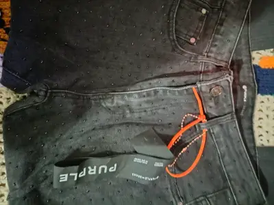 Jeans negros con diseño desgastado para hombre - miniatura 4