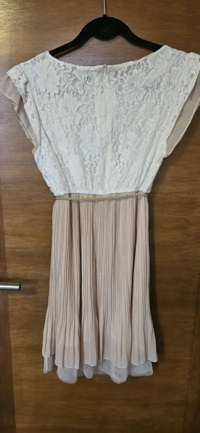 Vestido de encaje blanco y falda plisada - miniatura 2