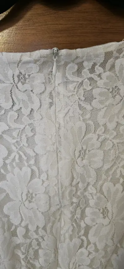 Vestido de encaje blanco y falda plisada - miniatura 3