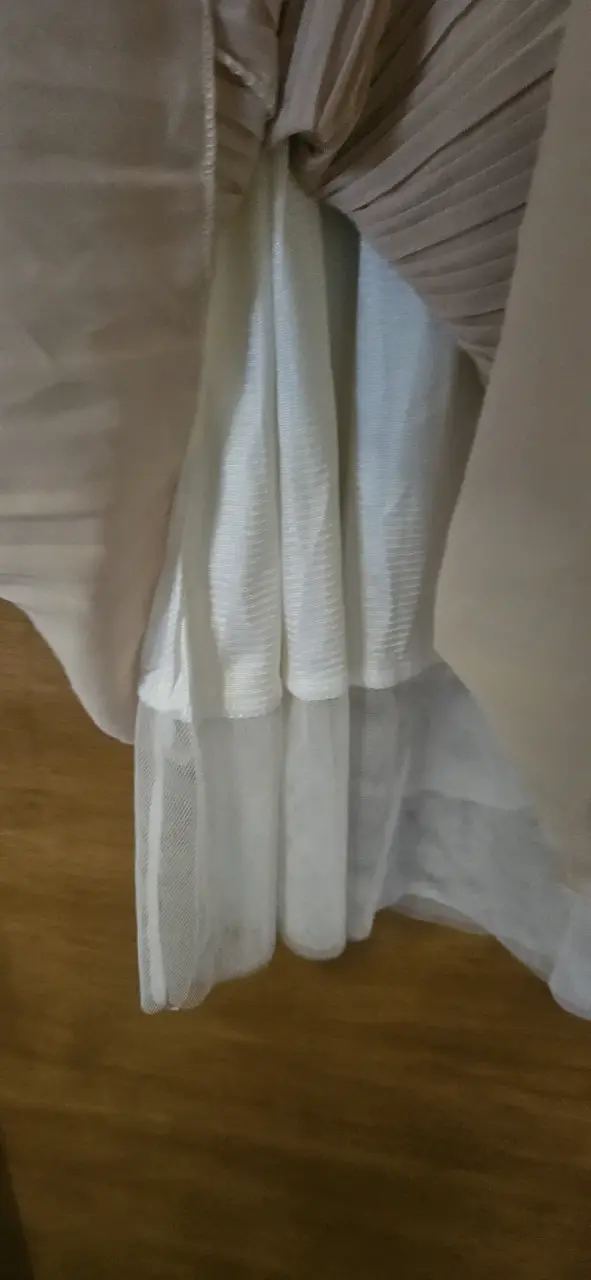 Vestido de encaje blanco y falda plisada - 4