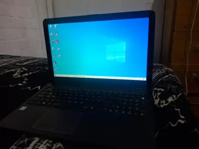 Laptop portátil ASUS con Windows 10 en buen estado - miniatura 1