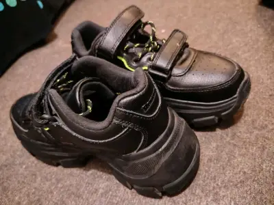 Zapatillas negras con plataforma - miniatura 3