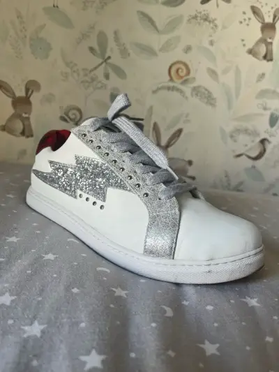 Zapatillas blancas con detalles plateados brillantes - miniatura 1