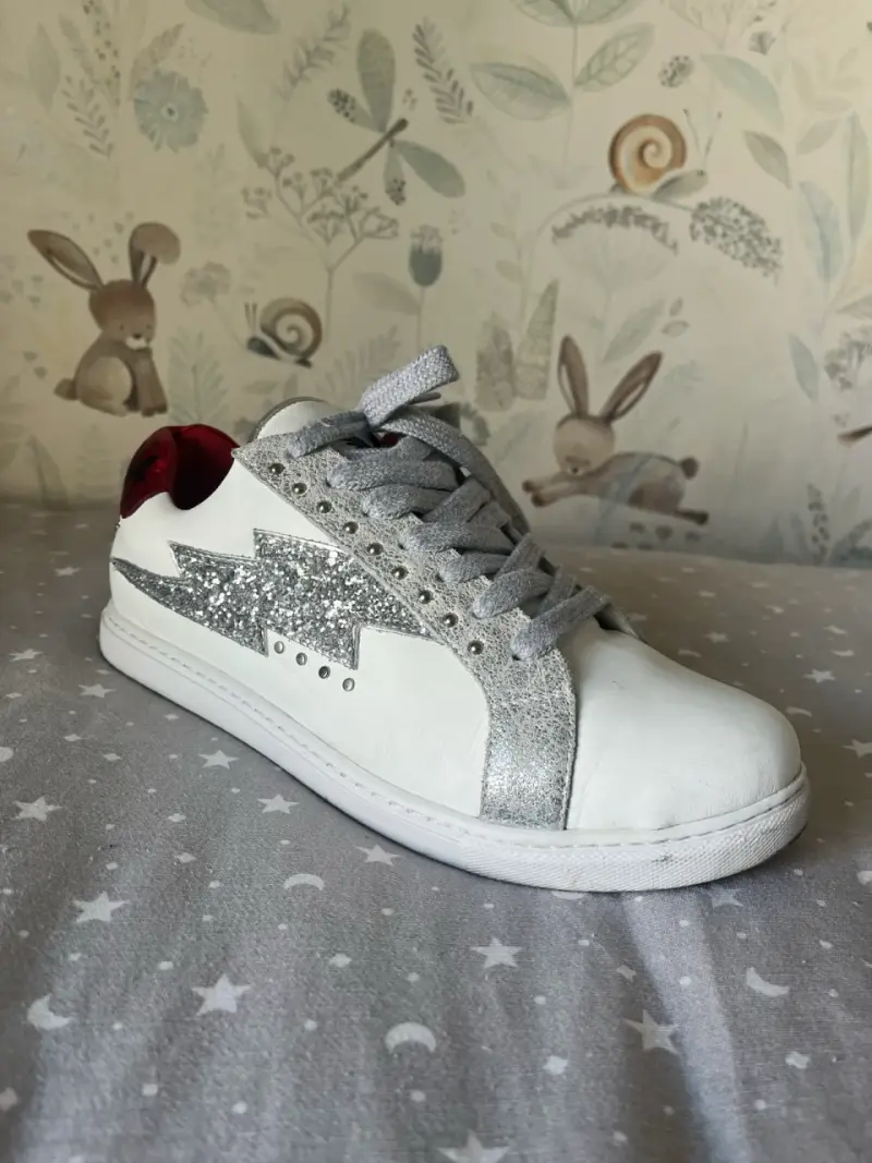 Zapatillas blancas con detalles plateados brillantes - 2