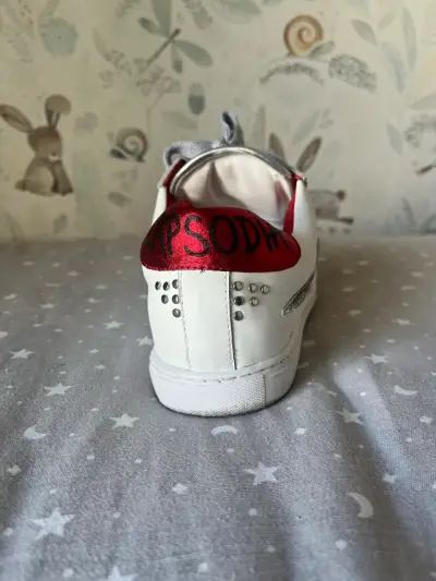 Zapatillas blancas con detalles plateados brillantes - miniatura 3