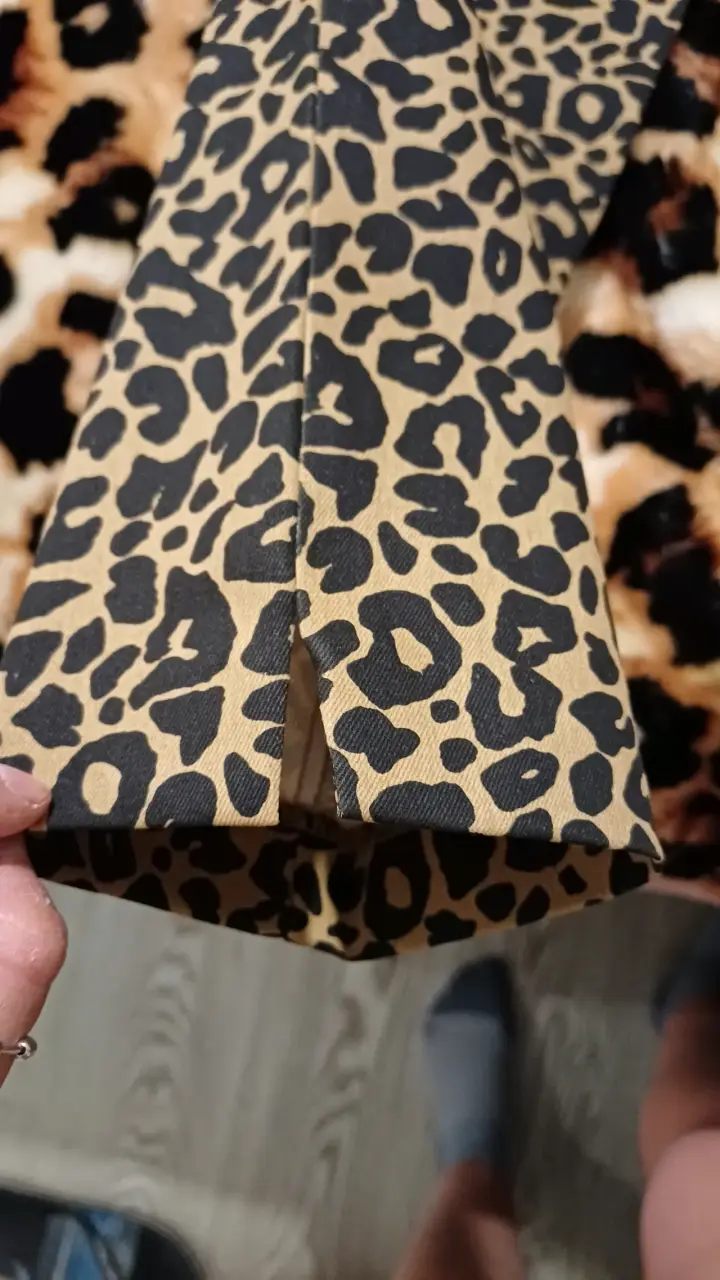 Pantalón animal print con diseño moderno - 1