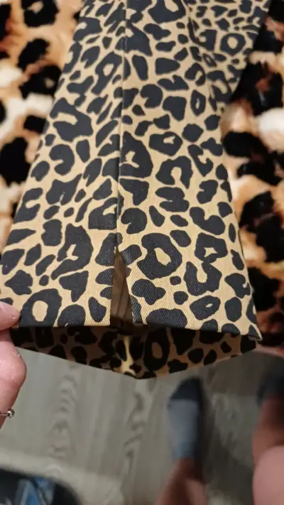 Pantalón animal print con diseño moderno - miniatura 1