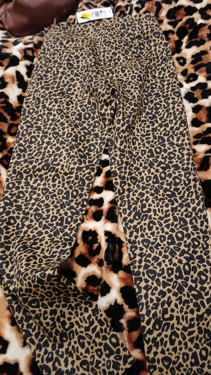 Pantalón animal print con diseño moderno - 2