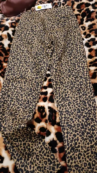 Pantalón animal print con diseño moderno - miniatura 2
