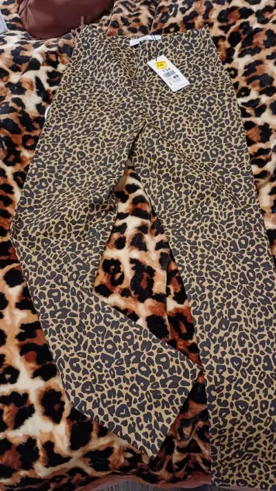 Pantalón animal print con diseño moderno - miniatura 4