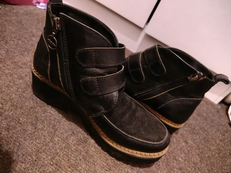 Botines de cuero negro con cierre lateral - 1