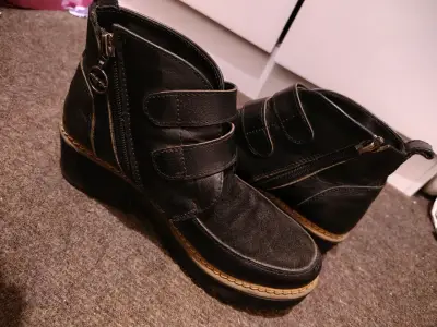 Botines de cuero negro con cierre lateral - miniatura 1