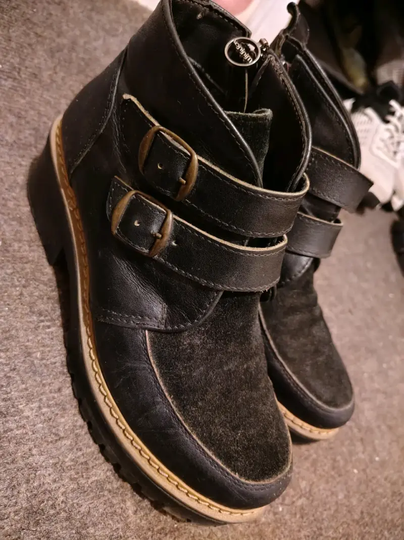 Botines de cuero negro con cierre lateral - 2