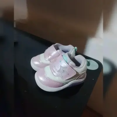 Zapatillas para bebé rosadas con estrellas - miniatura 1