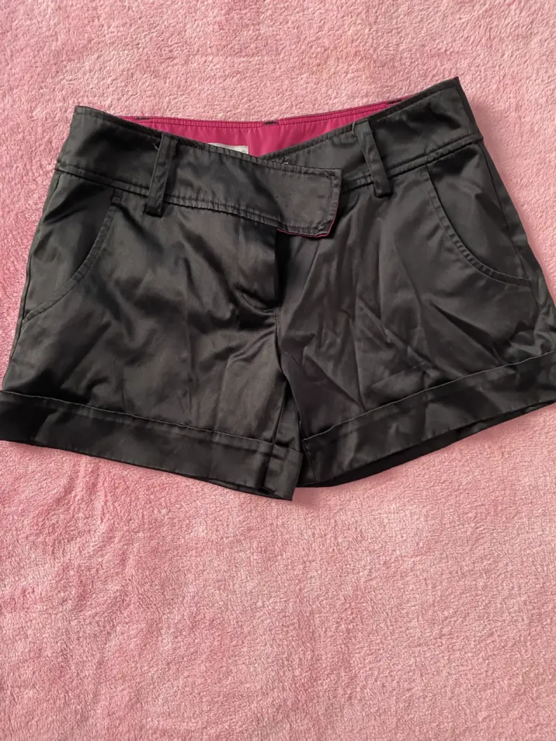 Shorts de satén negro para mujer - 1