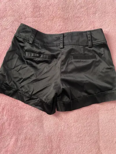 Shorts de satén negro para mujer - miniatura 2